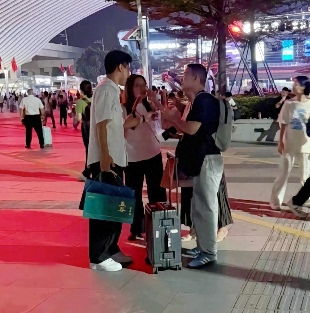 谢浩男深夜抵深，接站阵容曝出引起关注！妈妈现场喂腊肠？